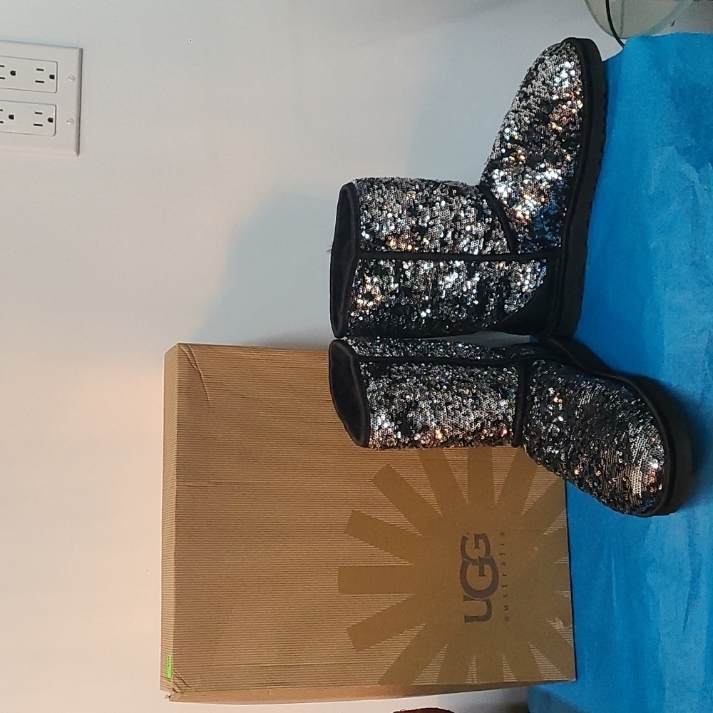 ✨️NIB  Sequin Uggs